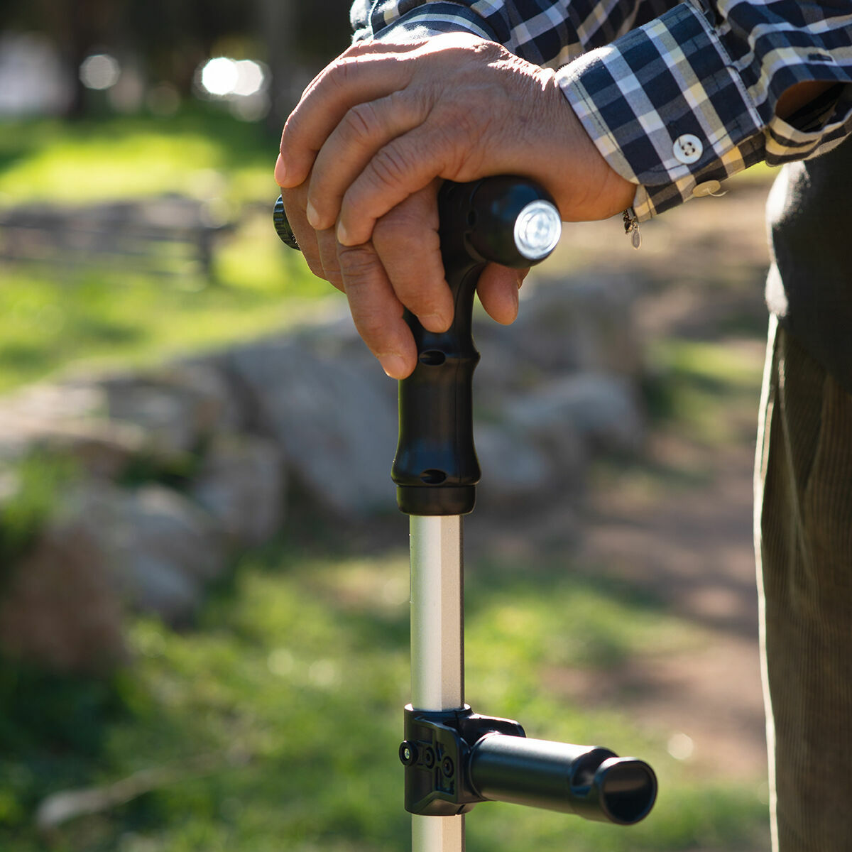 Extendable Walking Stick with LED, Alarm and Grabber Hannde
