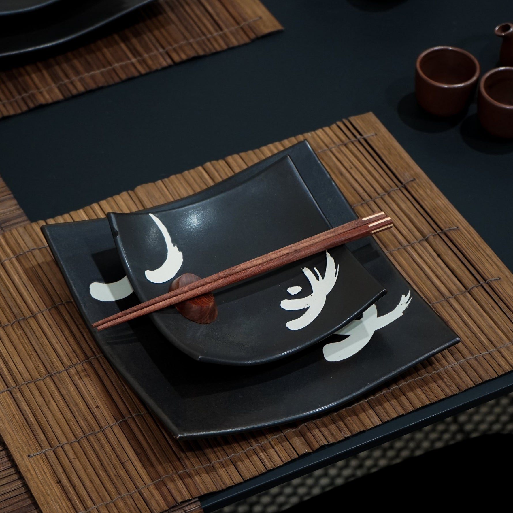 Black with Motif Plate Set